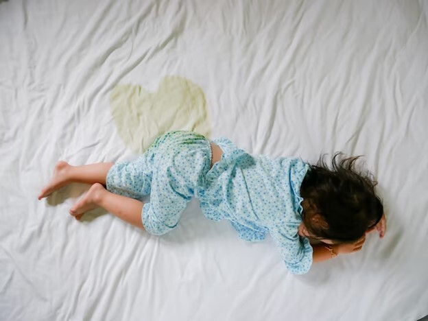 شب‌ادراری (Enuresis) در کودکان: بی‌اختیاری ادراری در شب، علت و روش‌های درمانی و ارتباط با ختنه نوزاد
